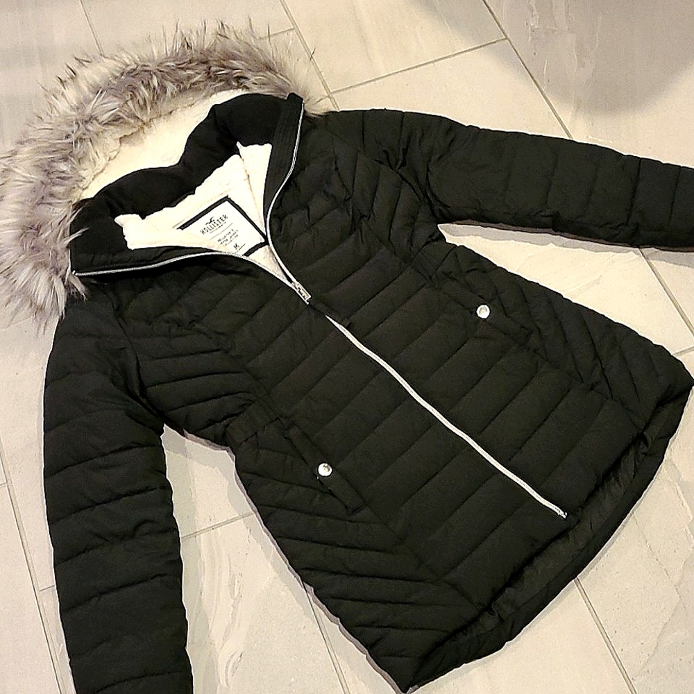 Hollister Puffer Jacket - Size M Women's